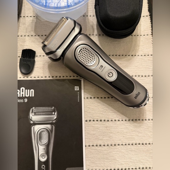 Braun Series 9 Electric Shaver - Silver and Black - Picture 2 of 12